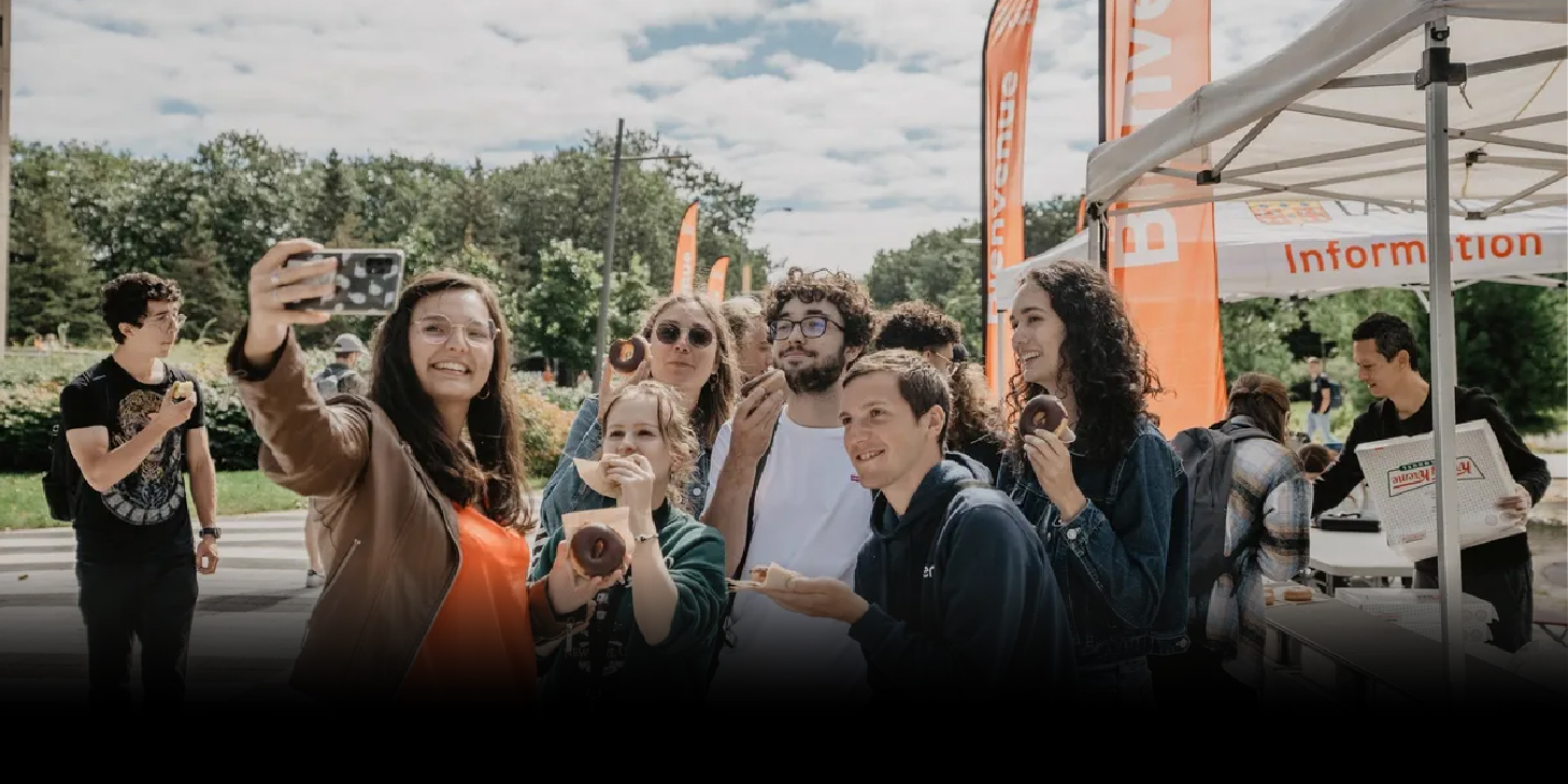 De nouveaux étudiants et étudiantes sur le campus de l'Université Laval lors de la rentrée