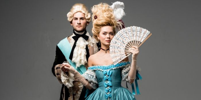 Un homme et une femme en costume d'époque pour le party Beethoven