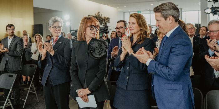 La rectrice Sophie D'Amours, Mila Mulroney avec sa fille et son fils