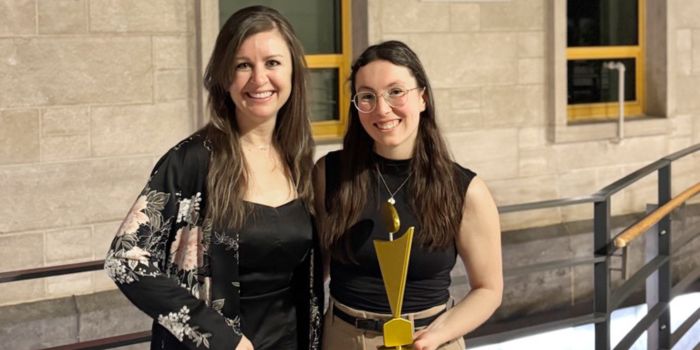 Marilaine Gagné de la DPRD de l'Université Laval et Élise Thiboutot, étudiante récipiendaire du Prix Exclamation et de la bourse de 1500$.