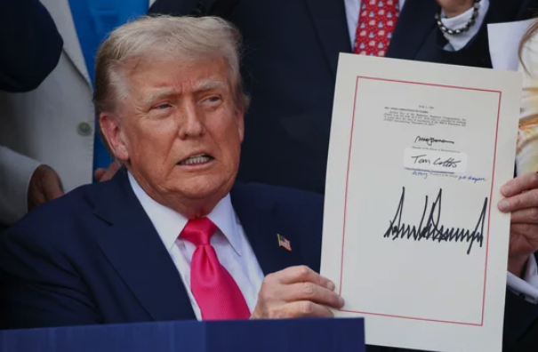 FBI signature expert doubts Trump personally signed letter to Epstein: ‘Highly unlikely’