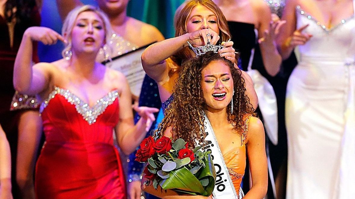 Stephanie Finoti being crowned Miss Ohio