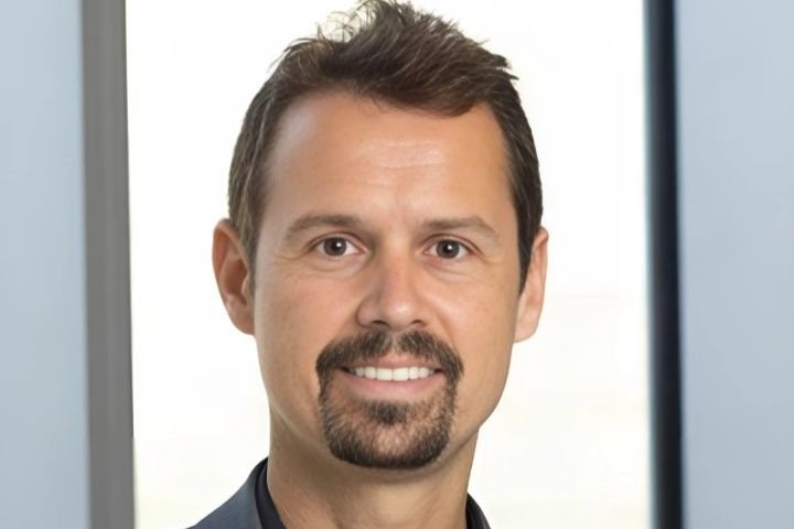 Portrait image of UH professor Tarsis G. Ferreira.