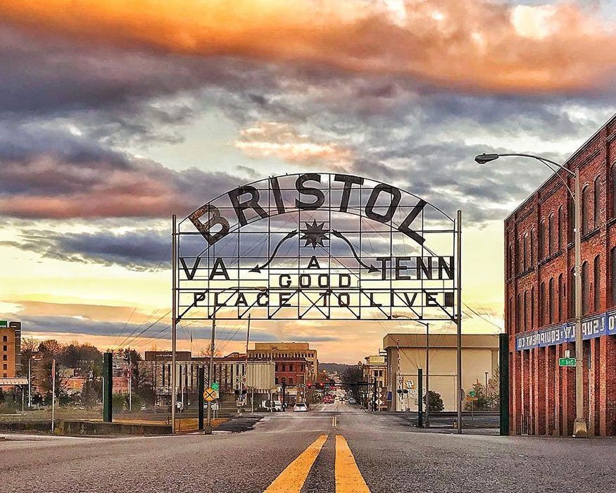 state street sign in Bristol Virginia and Tennessee