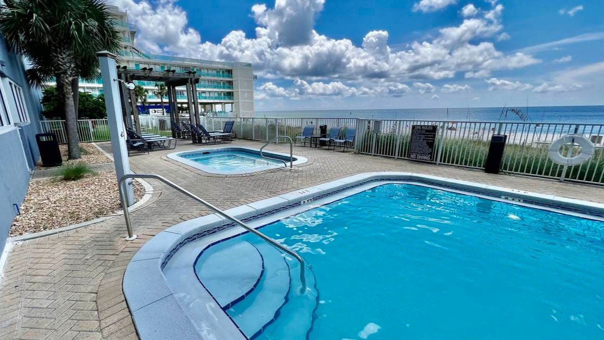 the hot tub and pool of the ocean reef condos right on the edge of the beach