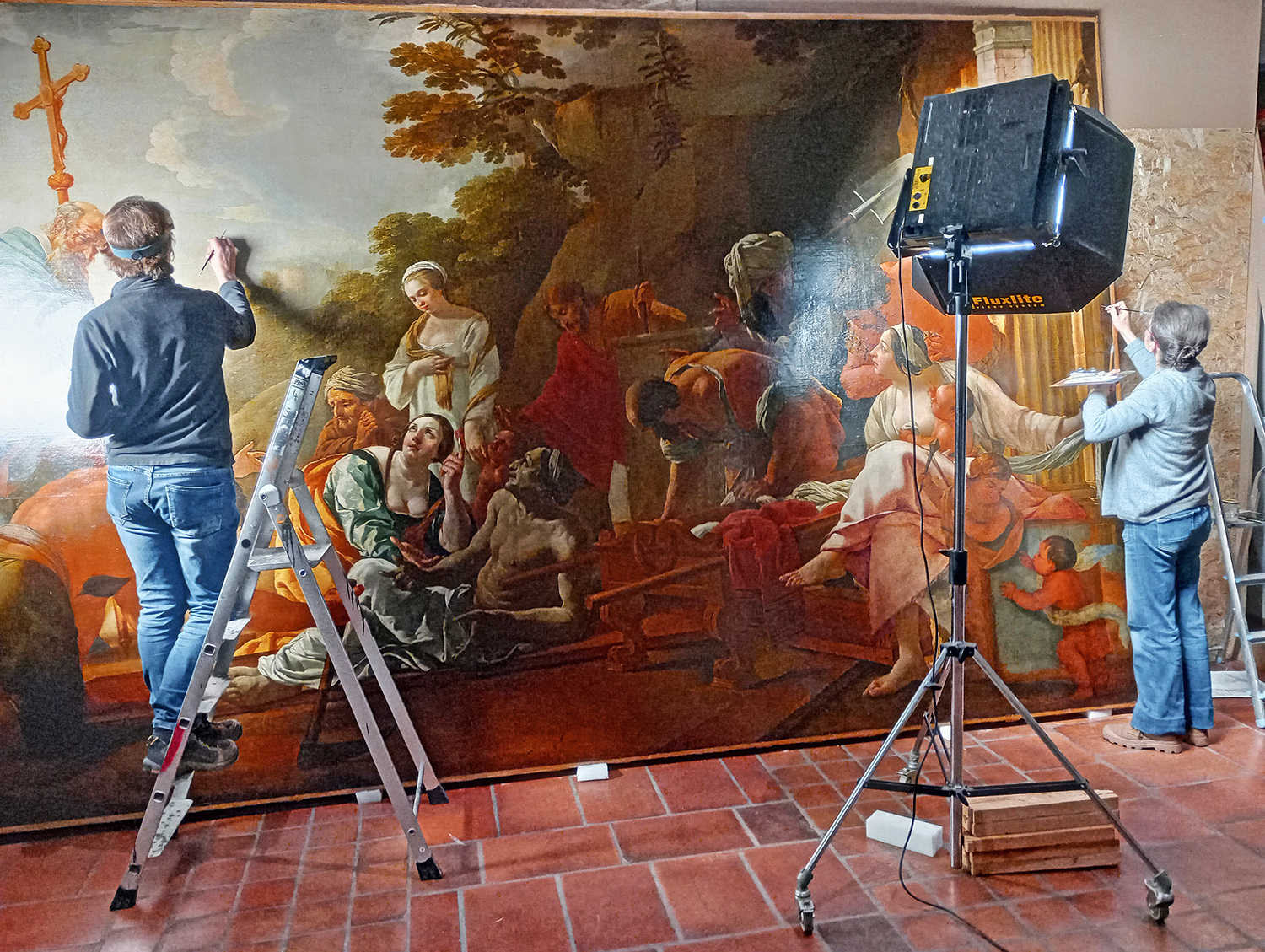 es restaurateurs en intervention sur le tableau d'Aubin Vouet - ''L'invention de la vraie croix''