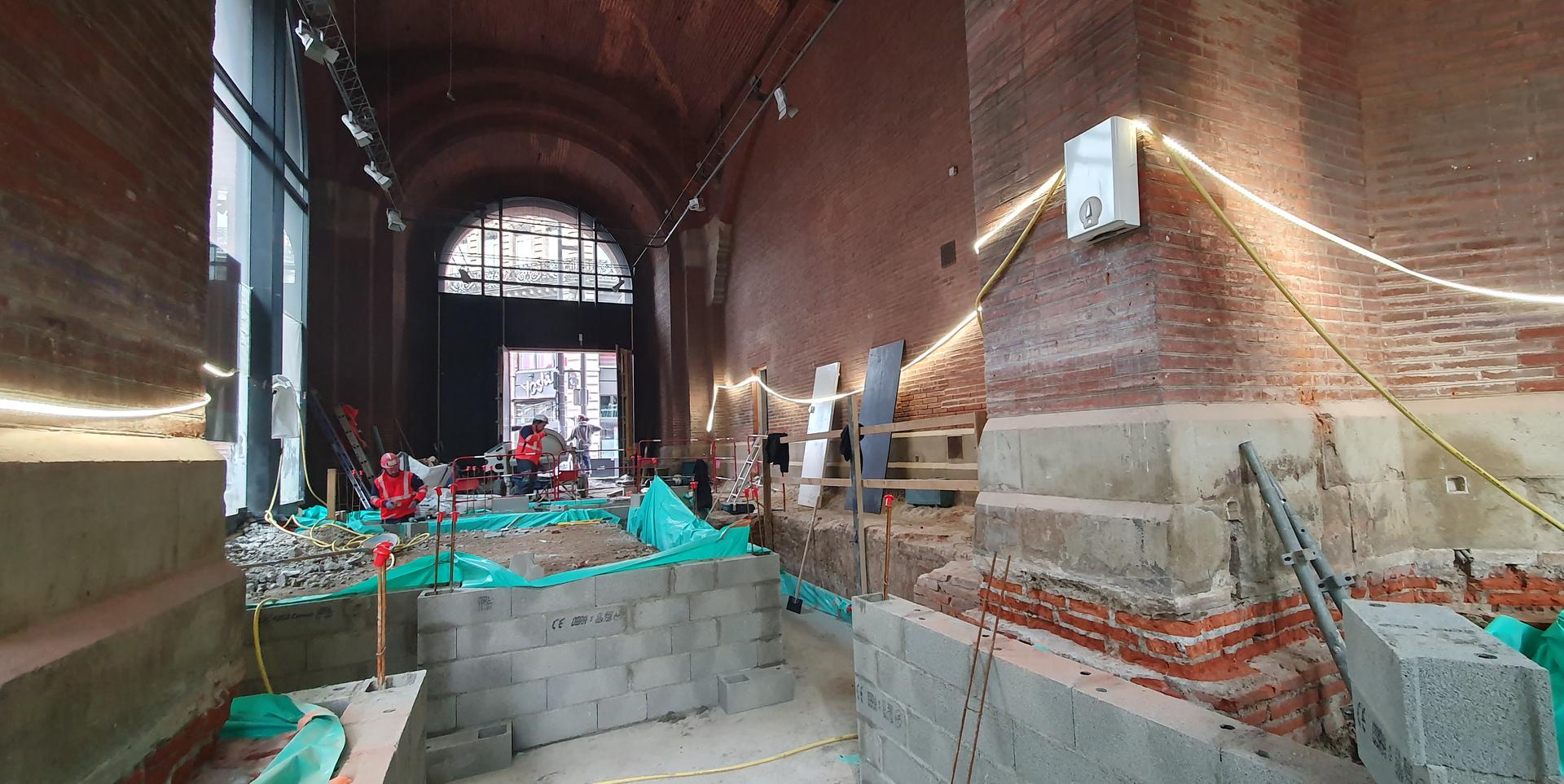 De spectaculaires travaux d'excavation sur l'aile Viollet-Le-Duc / Darcy