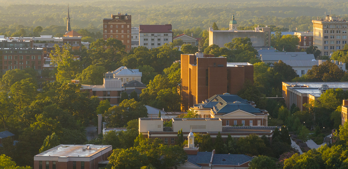 Professor Sundar Bharadwaj teaches a class in the Terry College of Business.