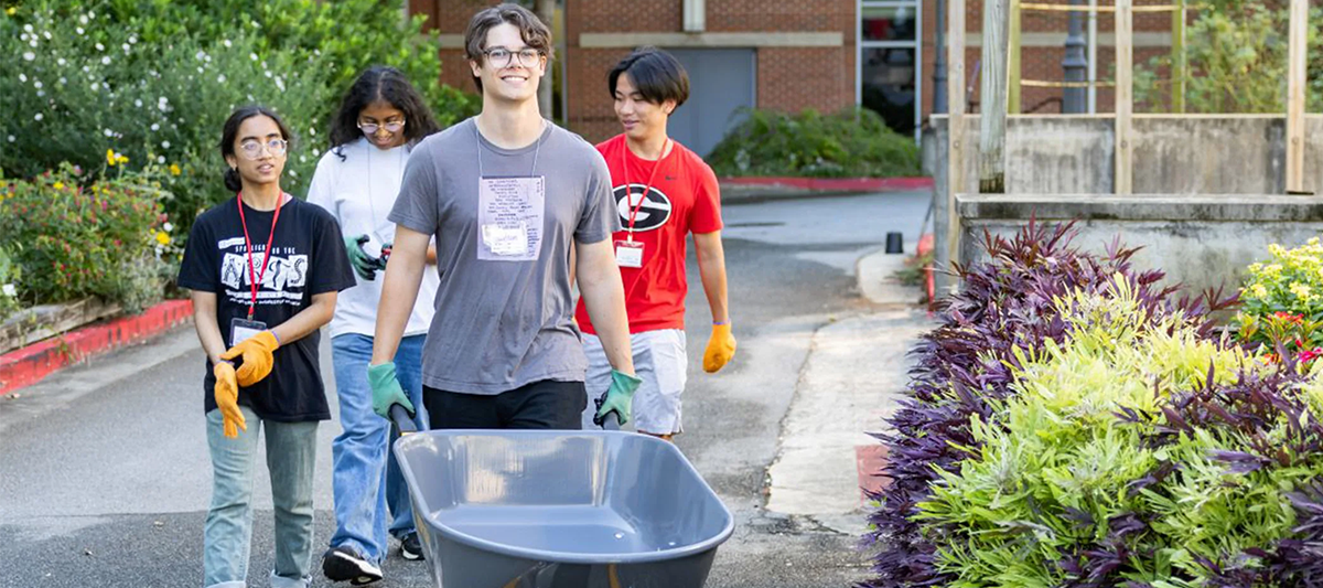 Students prepare to volunteer at the UGA Trial Gardens. (Gabriel Obleton)