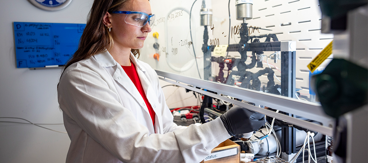 Student working in a chemistry lab at UGA (Dorothy Kozlowski/UGA)