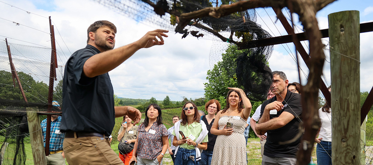 Nathan Eason, county Extension coordinator for White County, educates tour participants about the Georgia grape industry. (UGA PSO)