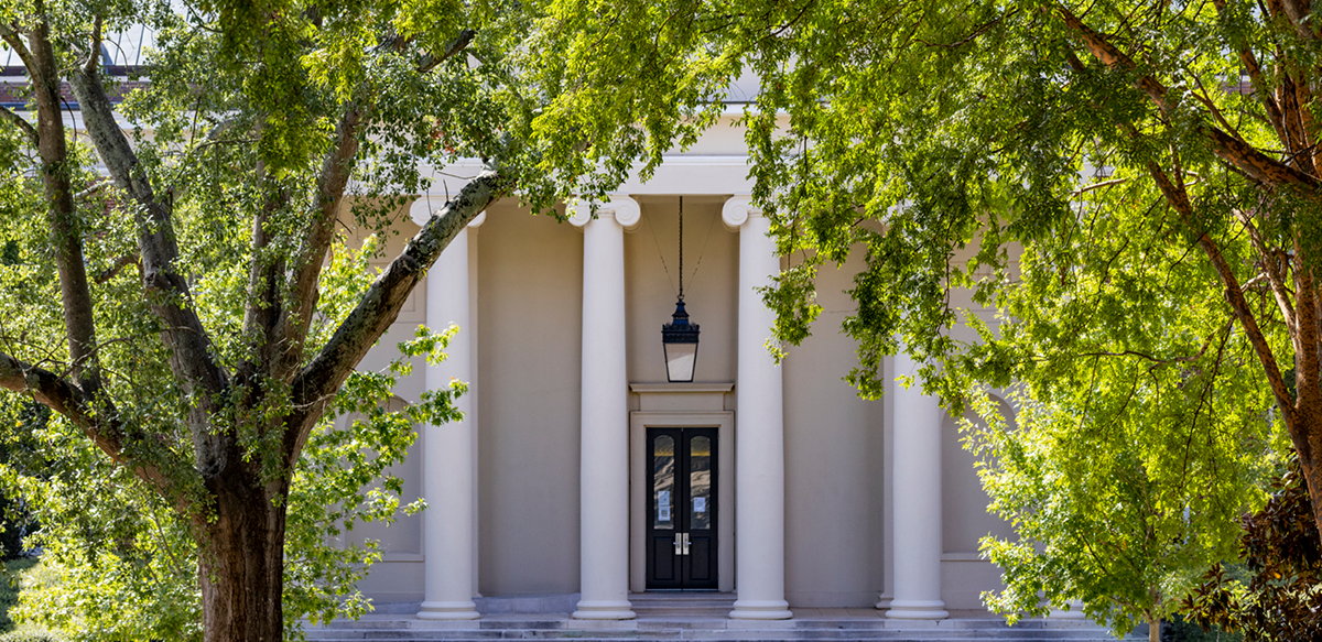 Professor Sundar Bharadwaj teaches a class in the Terry College of Business.