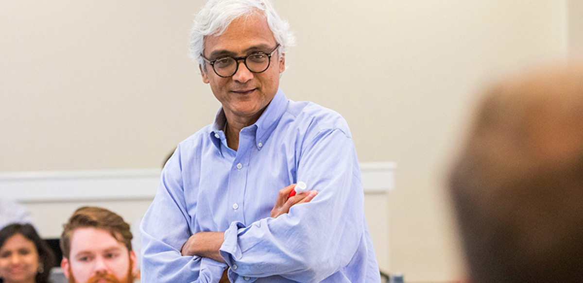 Professor Sundar Bharadwaj teaches a class in the Terry College of Business.