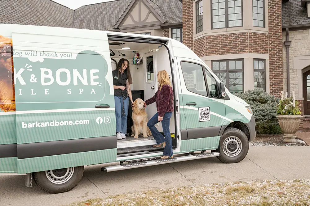 Mobile dog groomer arriving at home in Indiana Mobile dog groomer arriving at home in Indiana