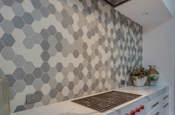 Elegant porcelain tile backsplash in St. Peters, MO