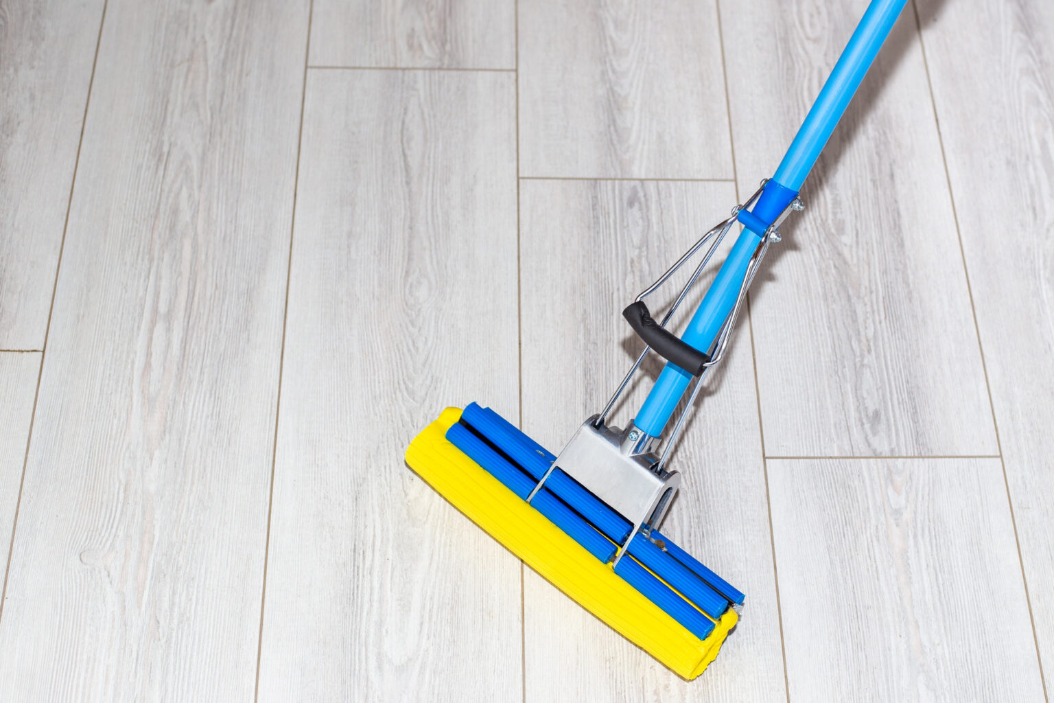 Cleaning laminate flooring with a mop
