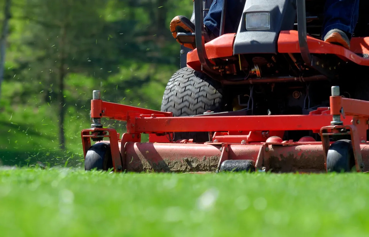 Commercial Lawn Care in Greenville, SC by 864 Cleaning