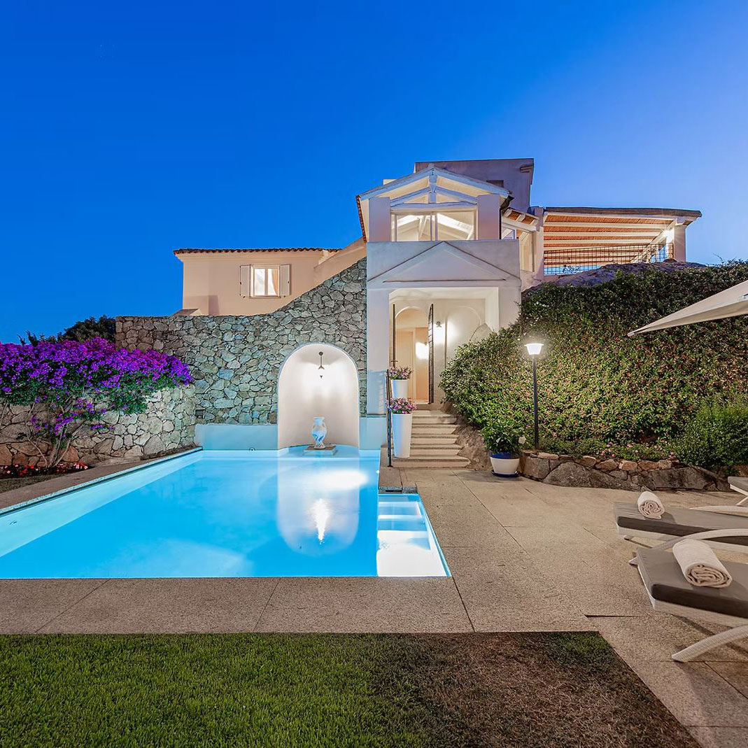 Hand Pouring Guinness Beer Photo Hand Pouring Guinness Beer Photo