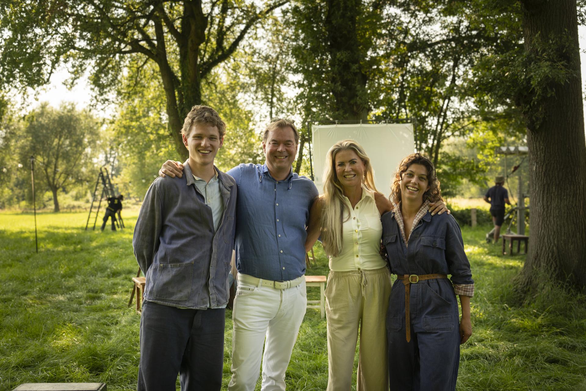 Frank en Marian Schreur (midden), de kinderen van oprichters Johan en Gerrie Schreur, samen met de acteurs (links en rechts) die hun ouders vertolken in de commercial.