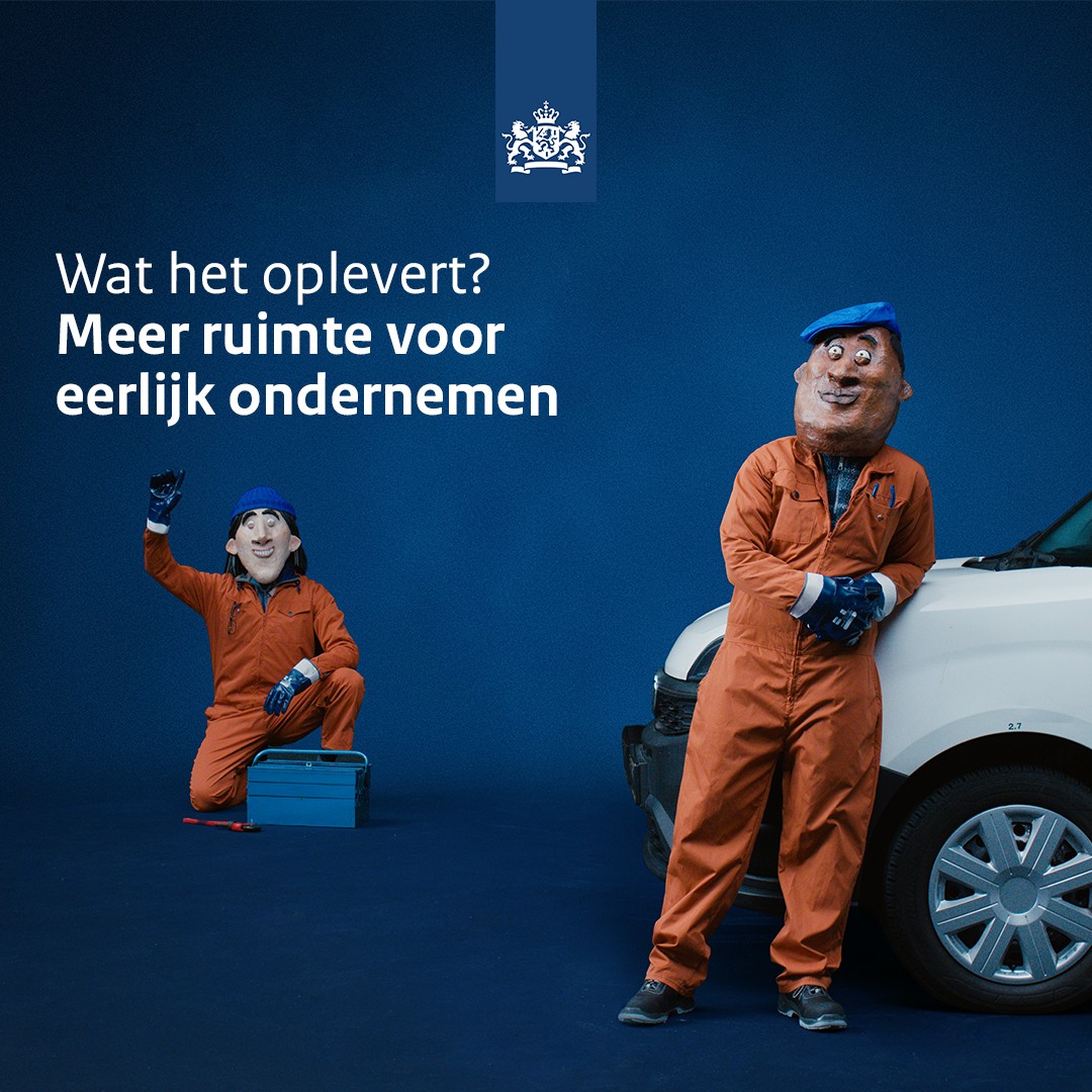 Beeld uit LinkedIn video's: Medewerker in oranje werkpak staat naast een auto met tekst over meer ruimte voor ondernemen.