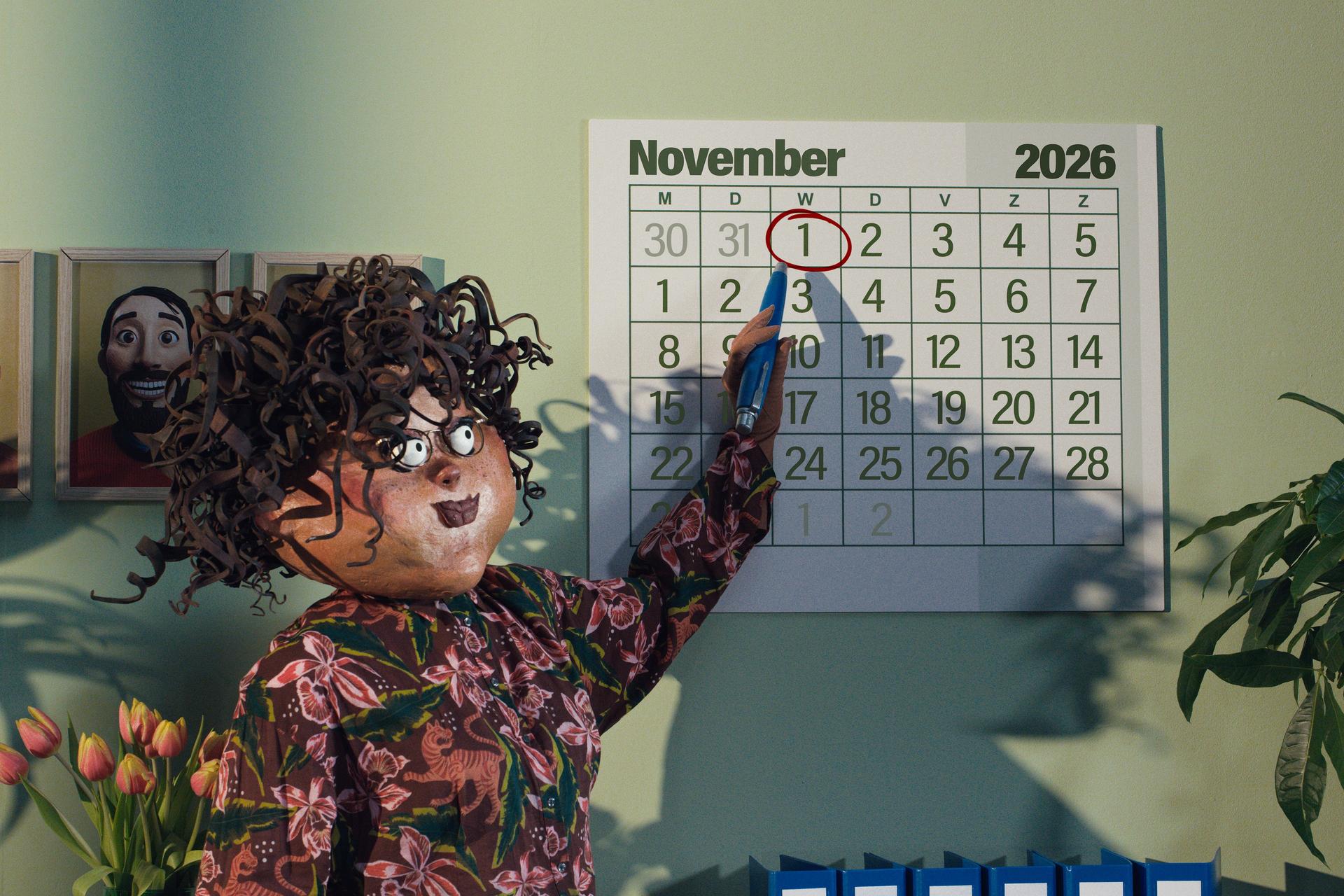 Beeld uit de campagnevideo's. Persoon wijst datum aan op kalender.