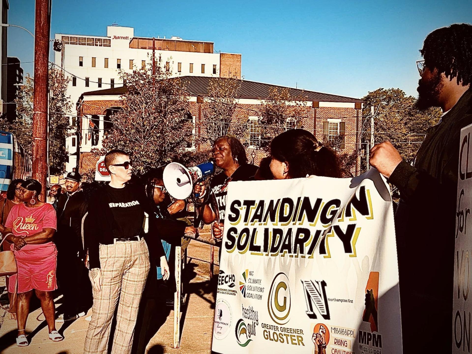 A beaver dives beneath the surface. Photo Credit: Alexis Broz
