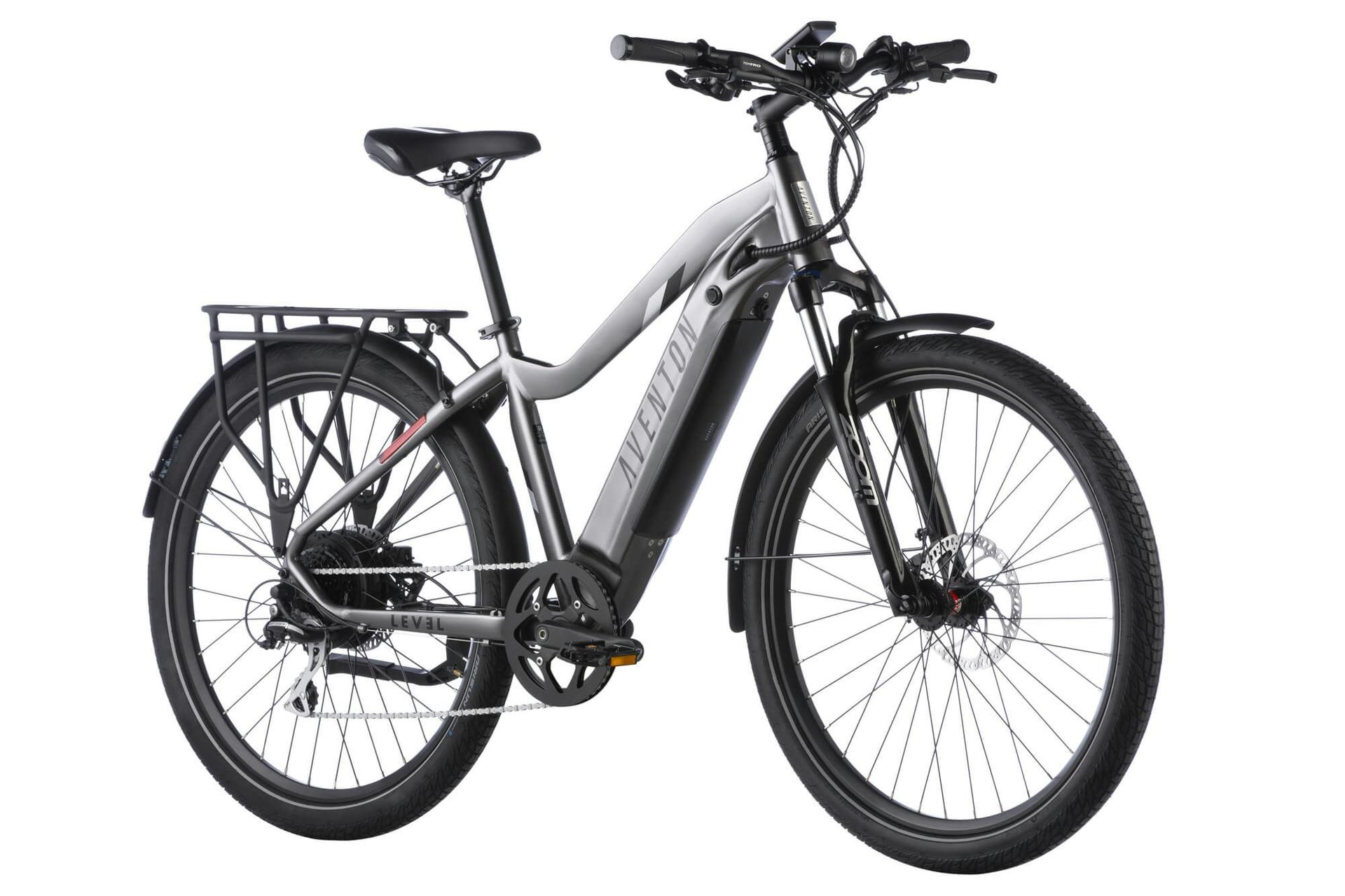 An elegant e-bike with flat handlebars, a comfortable seat, built-in fenders, front shock absorbers, disk brakes, a rear rack, and built-in lights