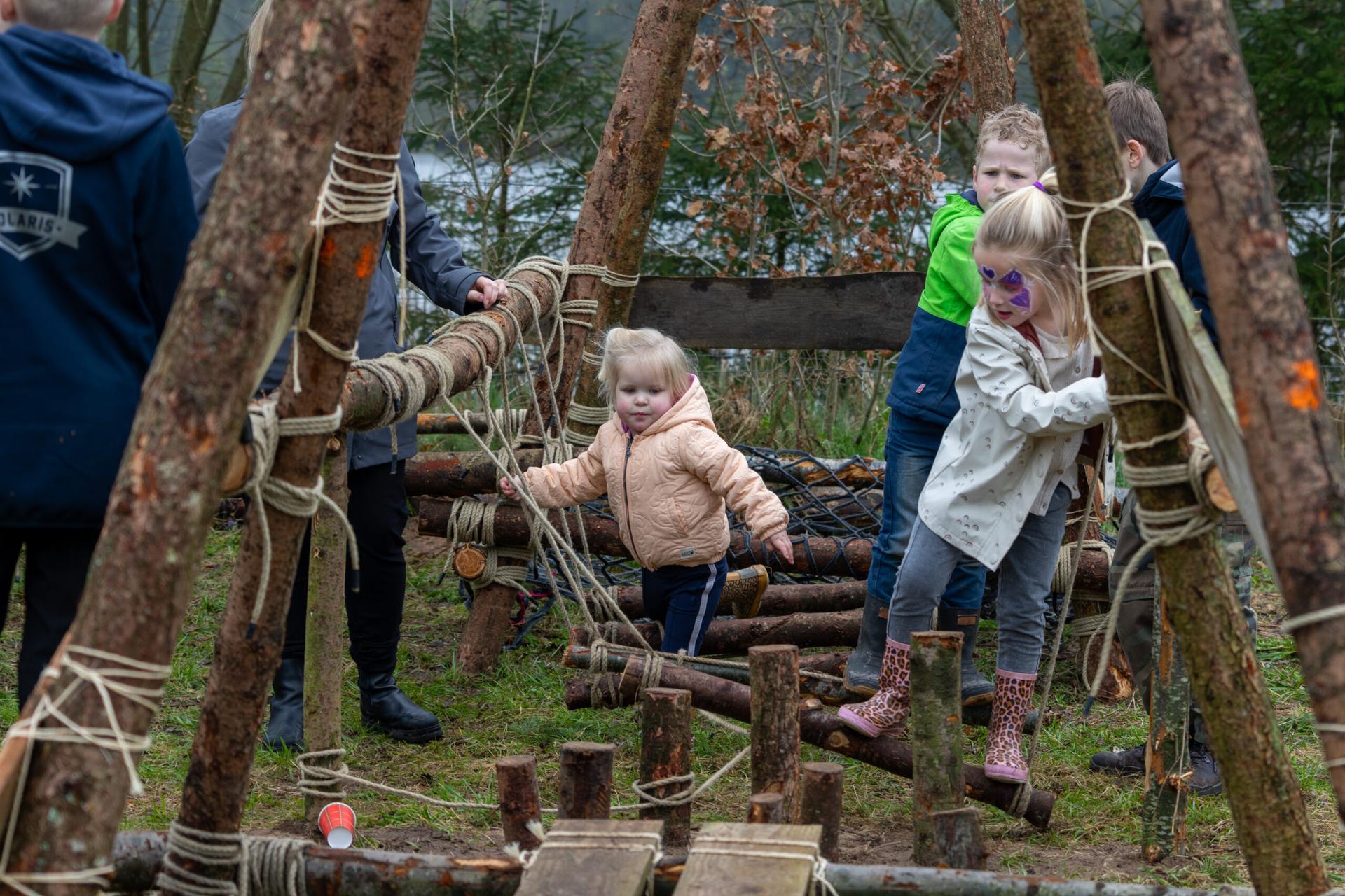 Meerdere kinderen spelen en balanceren op de survivalbaan tijdens de Buitendag Noordoostpolder