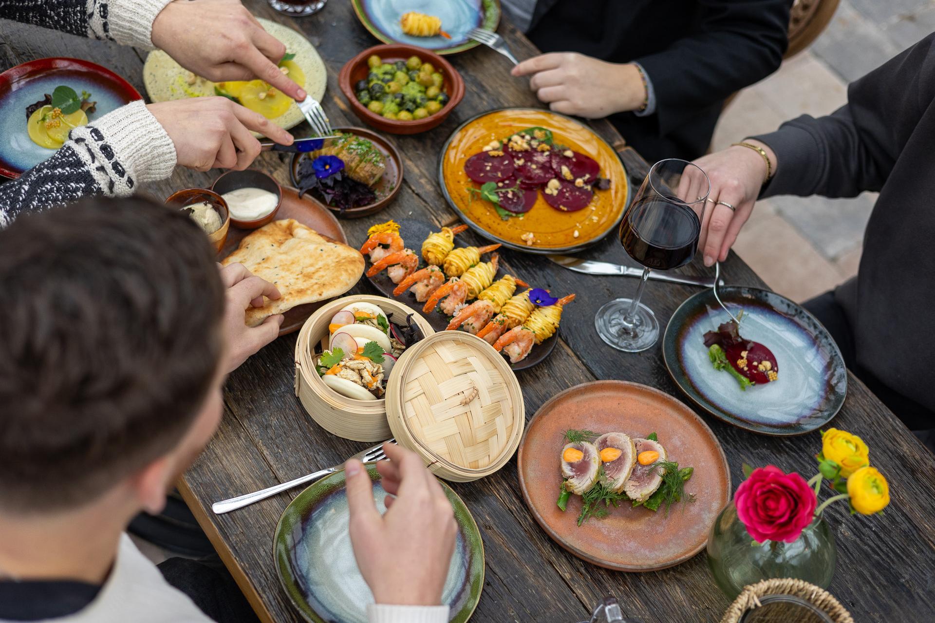 Gasten genieten van allerlei heerlijke gerechten die bij FENN's op tafel staan