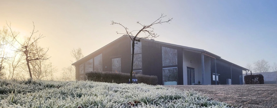 Een winterse foto van restaurant Hof van Schokland met in tekst informatie over adres en openingstijden