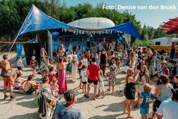 Drukte en gezelligheid bij Netl Camping Kallumaan tijdens Strandjuweel