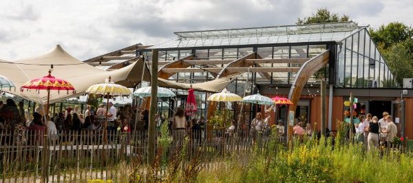 Zomerse drukte en gezelligheid bij restaurant FENN's