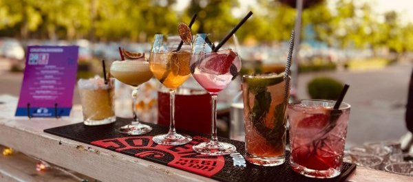 Een rij cocktails staat klaar voor Zomer bij 't Voorhuys