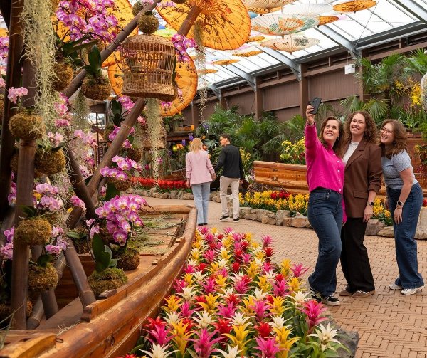 Drie vrouwen maken een selfie bij bloemenfestival River of Dreams