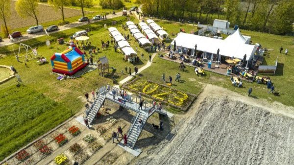 Luchtfoto van het Tulpenbelevingsveld met o.a. het pop-up café