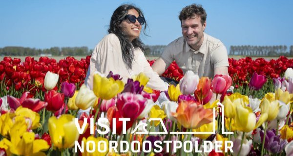 Twee kinderen spelen met een waterwerk in het Waterloopbos