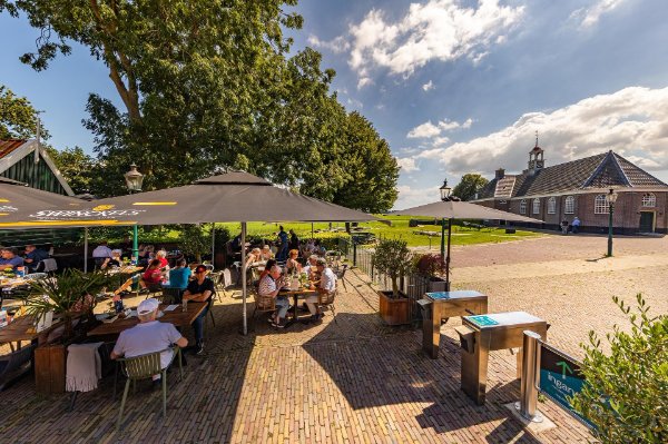 Drukte en gezelligheid op het beste terras van Flevoland