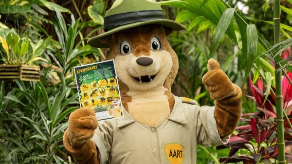 Pantropica-mascotte Aart Stokstaart toont de gratis speurkaart van de Magische Jungleweken