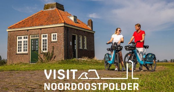 Twee kinderen spelen met een waterwerk in het Waterloopbos