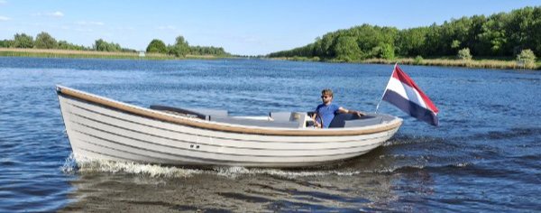 Een man maakt een vaartocht in een elektrische sloep van Natural Yachts