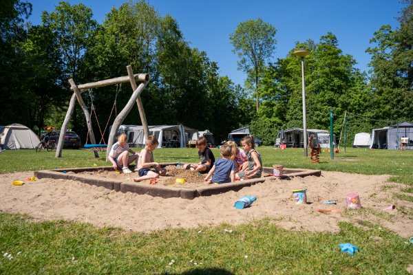 Kinderen spelen in de zandbak van Recreatiepark De Voorst