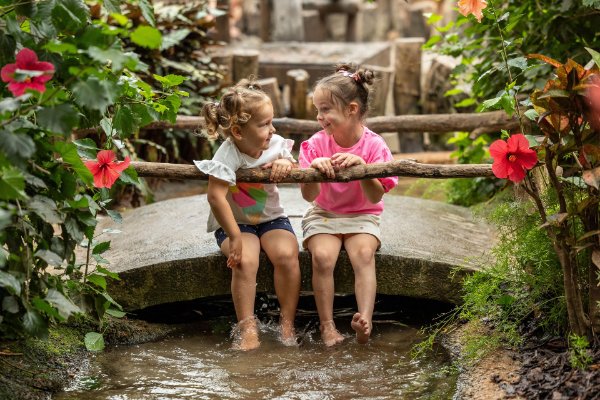 Twee meisjes genieten van hun bezoek aan Pantropica