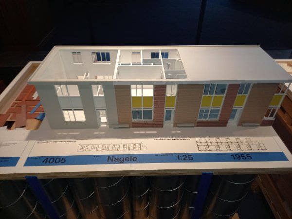 Een maquette van enkele woonhuizen in Nagele, te zien in Museum Nagele