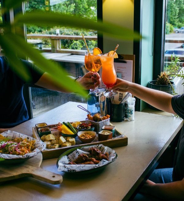 Een tafel bij restaurant Pier16 staat vol met lekker hapjes