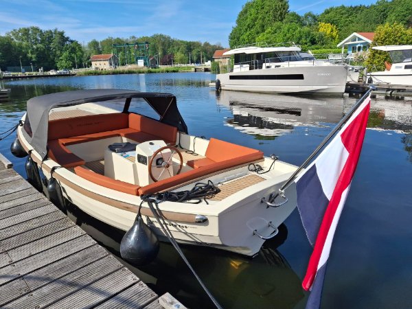 Een sloep van Natural Yachts ligt aan de kade