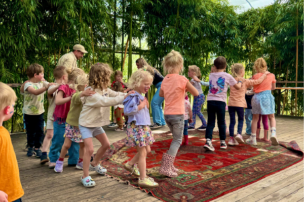 Kinderen lopen de polonaise tijdens Festi Kids