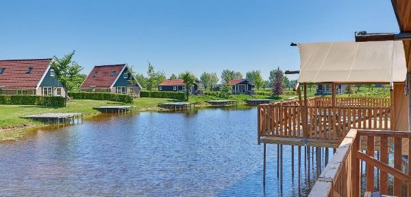 Diverse huuraccommodaties aan het water bij Vakantiepark Eigen Wijze