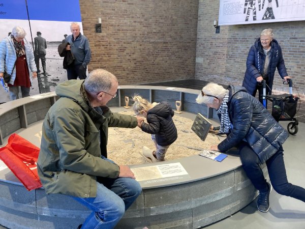 Bezoekers van Museum Nagele vermaken zich in en rond de stempelbak
