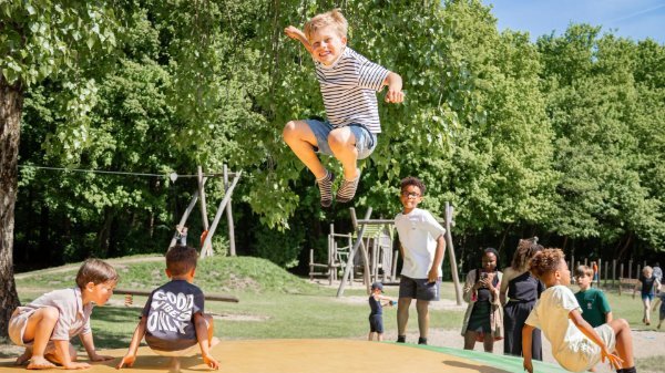 Kinderen spelen op het springkussen van Speeltuin Buitengewoon De Voorst