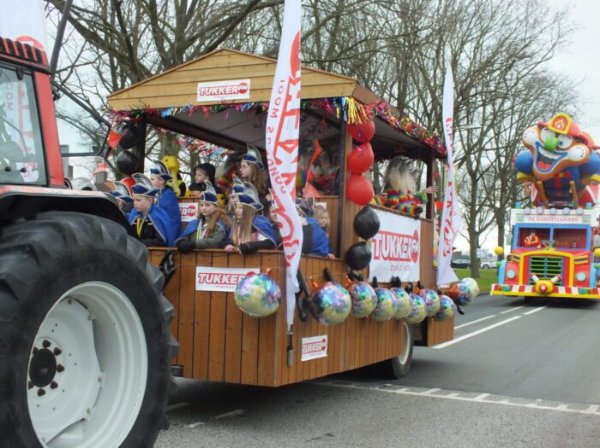 Impressie van een carnavalsoptocht in de Noordoostpolder, hier in Creil door C.V. de Kleiduikers